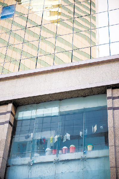 爛尾樓缺管理安全堪憂 深圳17年爛尾王鋼筋嚴重扭曲