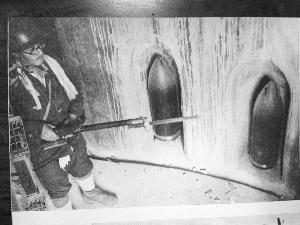 男子書攤淘舊書籍 現(xiàn)75年前日軍侵華舊畫冊