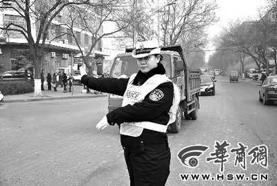 寶雞女協(xié)警懷孕7月堅(jiān)持疏導(dǎo)交通 醫(yī)生建議量力而行