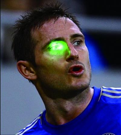 南京現(xiàn)新型“馬路殺手” 激光筆閃瞎司機(jī)釀車禍