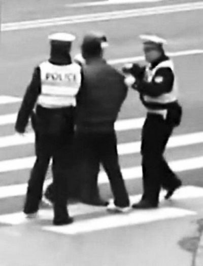 七旬老人闖紅燈被攔下毆打交警質(zhì)問你才活幾歲(圖)