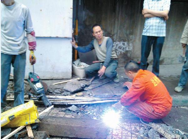 達(dá)州:施工挖爆天然氣 醫(yī)院百人“奪路狂奔”(圖)