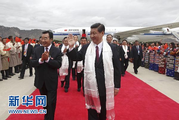 習(xí)近平率中央代表團(tuán)飛抵拉薩 出席西藏和平解放60周年慶?；顒?/></p>

<p>7月17日，以中共中央政治局常委、國家副主席、中央軍委副主席習(xí)近平為團(tuán)長的中央代表團(tuán)飛抵拉薩，出席西藏和平解放60周年慶?；顒印Ｖ醒氪韴F(tuán)在機場受到西藏各族群眾的熱烈歡迎。新華社記者蘭紅光攝</p>

<p align=