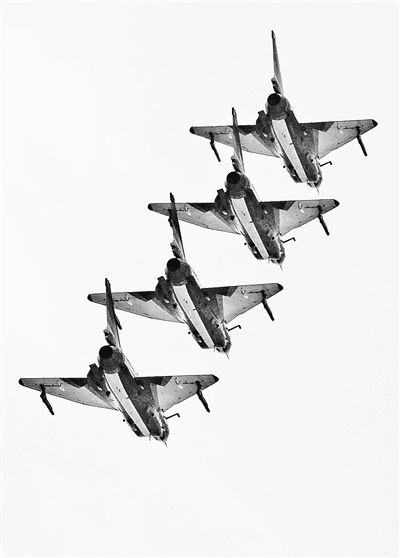 18國(guó)代表交流軍事飛行成果祝賀中國(guó)空軍成立63周年