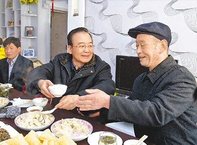 溫家寶與陜西甘肅災(zāi)區(qū)群眾一起過年
