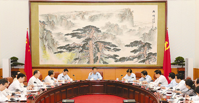 習(xí)近平在同團(tuán)中央新一屆領(lǐng)導(dǎo)班子成員集體談話時(shí)強(qiáng)調(diào)<BR><BR>緊跟黨走在時(shí)代前列走在青年前列在實(shí)現(xiàn)中華民族偉大復(fù)興的征途中續(xù)寫(xiě)新光榮