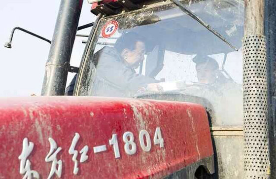 李克強登上駕駛室與農(nóng)機手交談