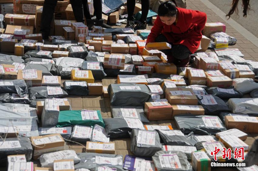 山西一高校迎來(lái)新學(xué)期快遞高峰 大學(xué)生地?cái)偺糌?/></p>

<p align=