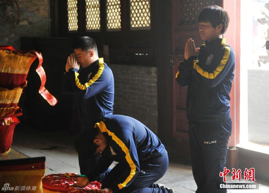 山西一足球隊賽前拜關(guān)公