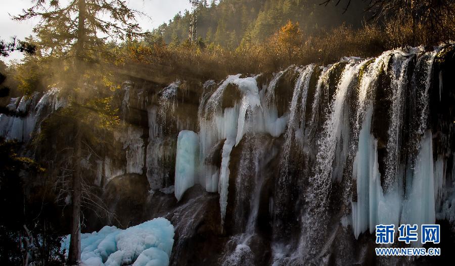 冰雪九寨溝如“童話世界” 散發(fā)迷人冬韻