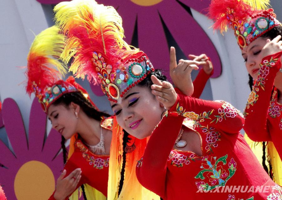 新疆歌舞扮靚首都夏日
