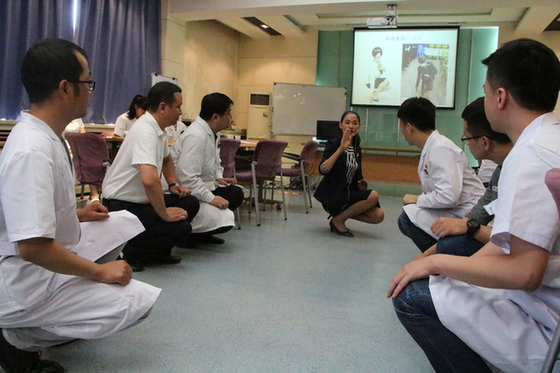 學禮儀 提形象 做“陽光航醫(yī)”