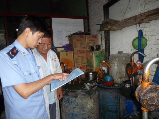 新疆哈密市工商局開(kāi)展中秋、國(guó)慶前食品安全檢查