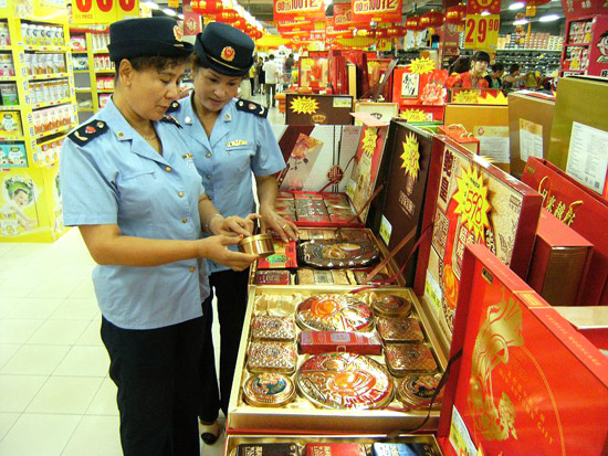 新疆哈密市工商局開(kāi)展中秋、國(guó)慶前食品安全檢查