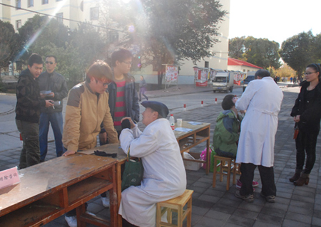 喜迎十八大石河子大學(xué)醫(yī)療專家開展校內(nèi)義診活動