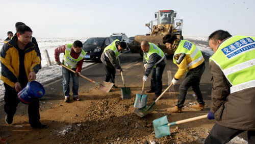 克拉瑪依“綠絲帶”交通志愿者走上北路填坑平路 確保春節(jié)路上平安