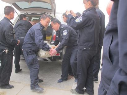 庫(kù)爾勒墾區(qū)公安局局長(zhǎng)到蘇塘慰問(wèn)實(shí)習(xí)新警