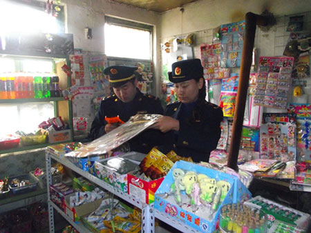 新疆哈密市工商局開展校園周邊環(huán)境專項(xiàng)清查工作