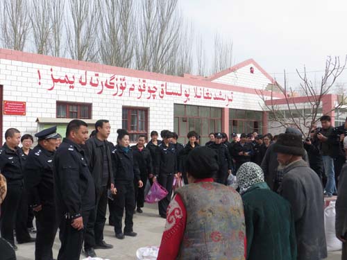 35名警花“三八”婦女節(jié)的特殊慰問