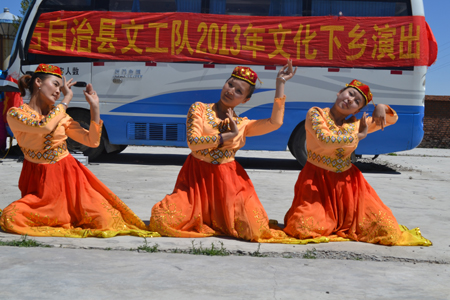 和布克賽爾縣文藝下鄉(xiāng)豐富農(nóng)牧民的精神文化生活