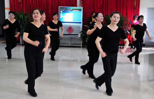 油城社區(qū)老志愿者慰問福利院老人