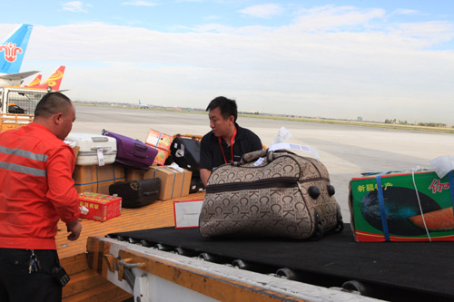 日裝行李近萬(wàn)件 機(jī)型特點(diǎn)“門(mén)兒清”：探訪航空貨運(yùn)監(jiān)裝員