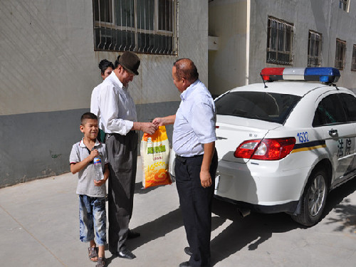 民豐縣法院肉孜節(jié)慰問離退休少數(shù)民族老干部