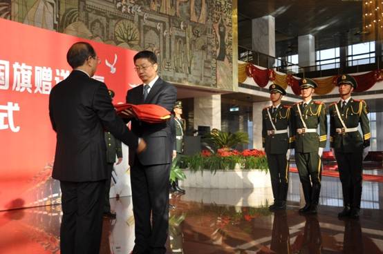 天安門國(guó)旗新疆上空飄揚(yáng)——北京天安門廣場(chǎng)國(guó)旗護(hù)衛(wèi)隊(duì)向新疆贈(zèng)送國(guó)旗
