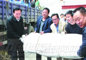 陳全國檢查指導(dǎo)救災(zāi)物資調(diào)運(yùn)工作：盡快把黨和政府的溫暖送到災(zāi)區(qū)人民手中