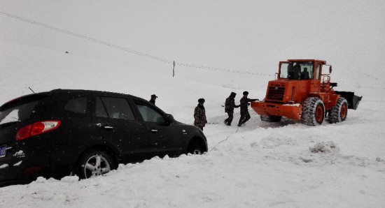 因暴雪斷通的新藏公路恢復(fù)暢通