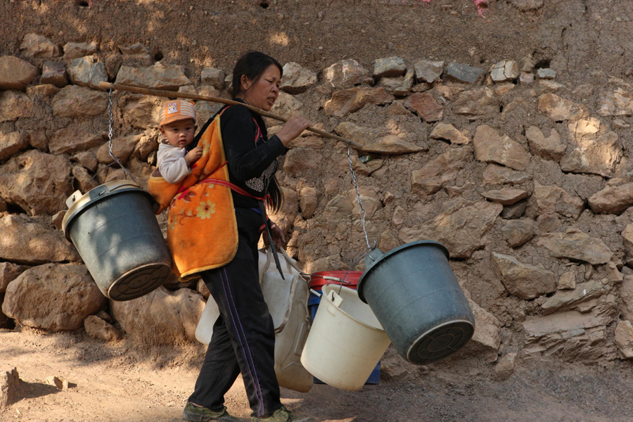 云南旱情:排隊接水 日食兩餐