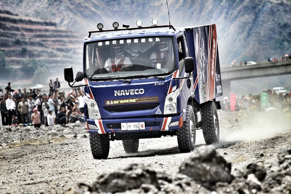 東川泥石流國(guó)際越野賽首日驚險(xiǎn)不斷