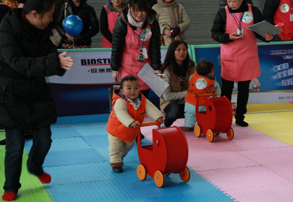 昆明登康嬰幼兒用品有限公司向貧困母嬰捐贈資金及物資
