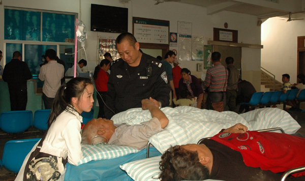 云南西雙版納野象谷景區(qū)野象無意撞傷2名游客