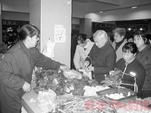 平價(jià)菜惹人愛：青菜降到7毛/斤 隊(duì)伍排到市場(chǎng)外