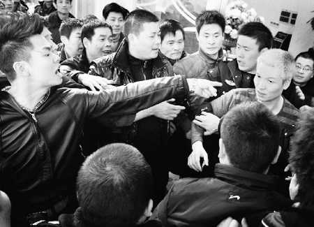 2000多購(gòu)房者杭州“搶房”起沖突