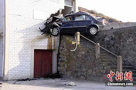 浙江岱山一轎車沖入房屋二層致2人死亡