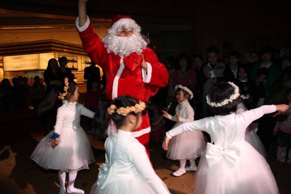 圣誕燈照亮杭州JW萬豪酒店慈善之路