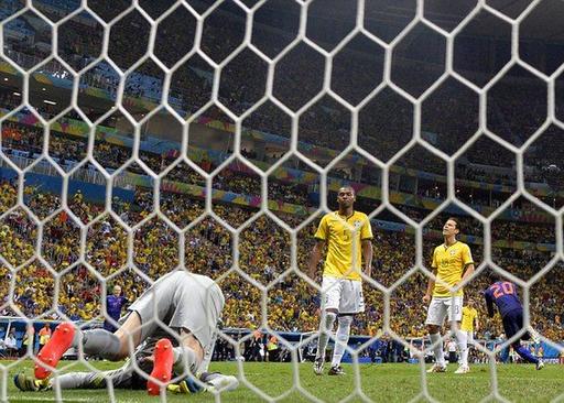 國(guó)外網(wǎng)友辣評(píng)：巴西糟糕透頂，羅本演技末流