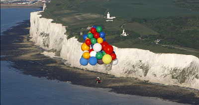 圖片新聞三則：汽車烤牛排、嗷嗷待哺、氦氣球旅行
