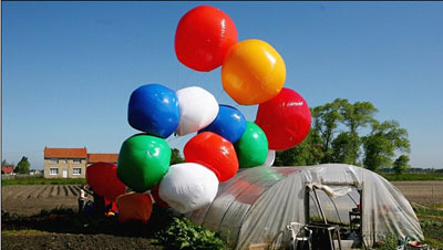 圖片新聞三則：汽車烤牛排、嗷嗷待哺、氦氣球旅行