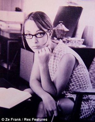 英網(wǎng)站搞父母照片模仿秀 兒女爭“像媽媽、像爸爸”