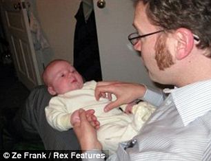 英網(wǎng)站搞父母照片模仿秀 兒女爭“像媽媽、像爸爸”