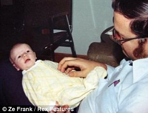 英網(wǎng)站搞父母照片模仿秀 兒女爭“像媽媽、像爸爸”