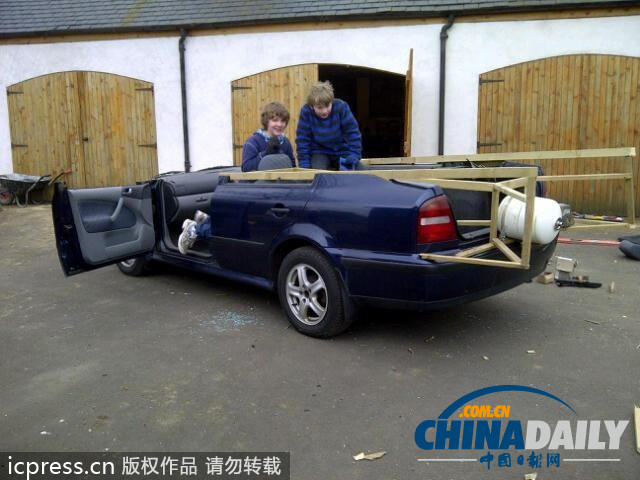 英國父子共同打造蝙蝠車 大玩“角色扮演”超拉風(fēng)