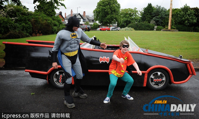 英國(guó)父子共同打造蝙蝠車 大玩“角色扮演”超拉風(fēng)
