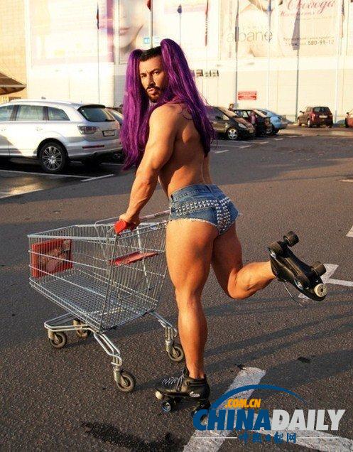 俄羅斯猛男雷人裝現(xiàn)身街頭 獲封男神GaGa