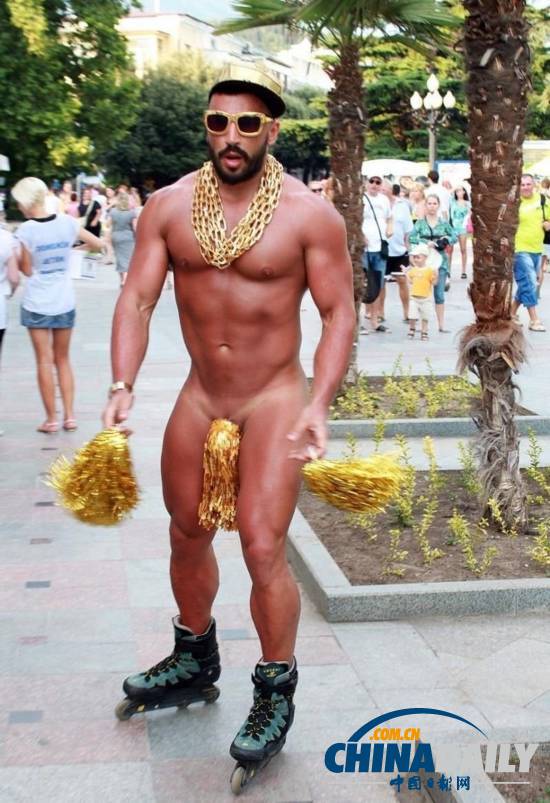 俄羅斯猛男雷人裝現(xiàn)身街頭 獲封男神GaGa