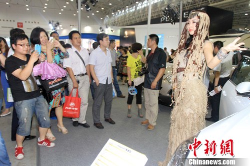靚麗車模驚艷武漢華中車展 盤(pán)點(diǎn)車模“妖孽”造型