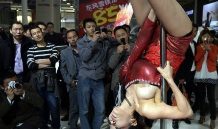 靚麗車模驚艷武漢華中車展 盤點(diǎn)車模“妖孽”造型